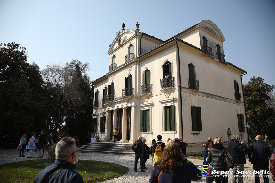 VBS_6863 - Villa Widman - Mira (Venezia).jpg - VILLA WIDMANN Villa Seriman, Widmann Rezzonico, Foscari, Costanzo è una villa veneta di Mira, situata lungo la Riviera del Brenta. Villa settecentesca in stile Rococo. Dopo la parentesi napoleonica la villa passò ai Widmann Rezzonico (che, forse, già la abitavano pur non essendone i proprietari). Nel 1883 venne aggiudicata all'asta a Francesco Somazzi; alla sua morte, nel 1896, il figlio Carlo la vendette a Giovanni Guolo e questi, nel 1897, la affittò a Pietro Foscari ed Elisabetta Widmann Rezzonico (quest'ultima discendente dei vecchi proprietari), i quali poi la acquistarono nel 1901. Passata al loro figlio Ludovico Foscari Widmann Rezzonico nel 1946, nel 1970 fu comprata dall'industriale Settimo Costanzo che la sottopose a un importante restauro. 